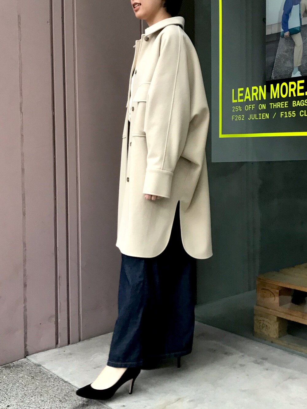 ブルー系のデニムスカート、イエロー系のその他アウターを着用したレディースの秋コーディネートの3枚目の写真