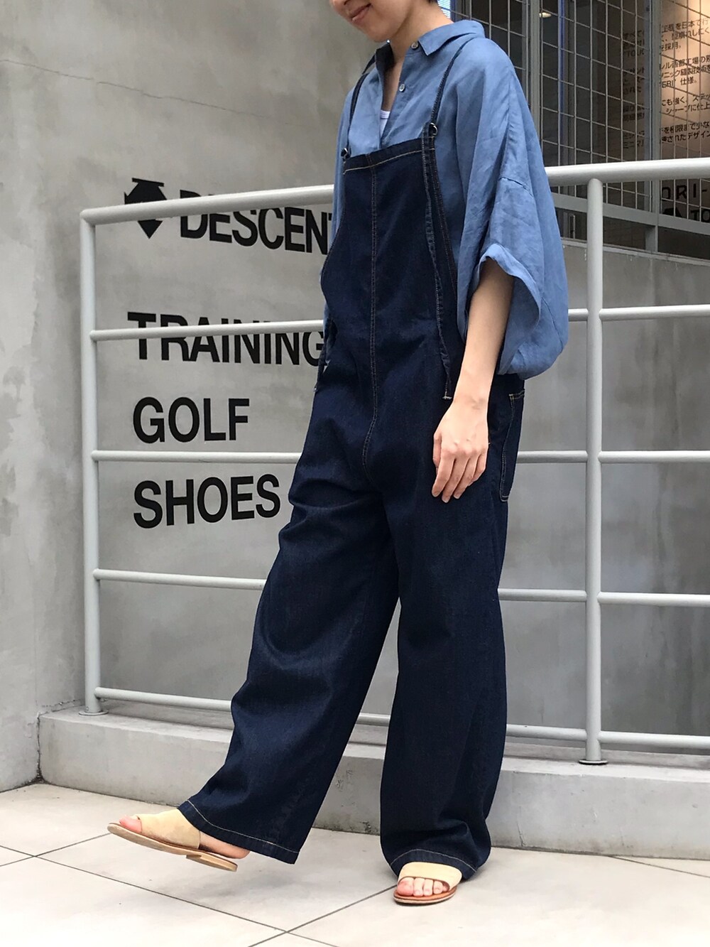 ブルー系のサロペット/オーバーオール、ブルー系のシャツ/ブラウスを着用したレディースの夏コーディネートの2枚目の写真