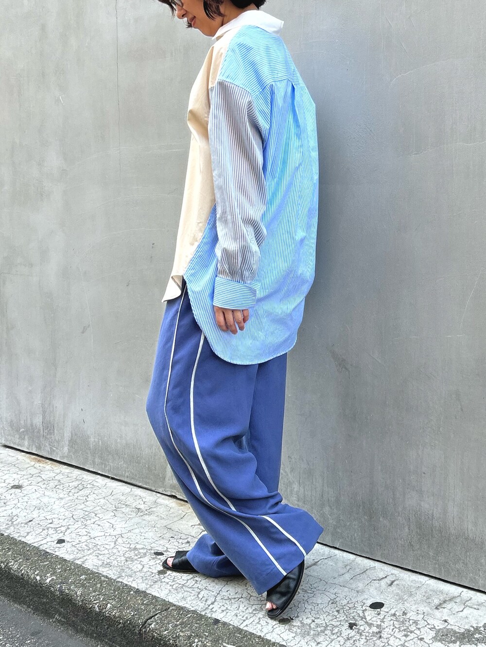 グレー系のその他パンツ、ベージュ系のシャツ/ブラウスを着用したレディースの秋コーディネートの2枚目の写真