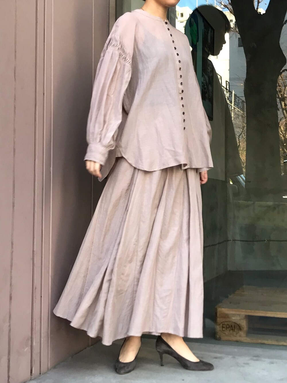 ベージュ系のスカート、ベージュ系のシャツ/ブラウスを着用したレディースの春コーディネートの3枚目の写真