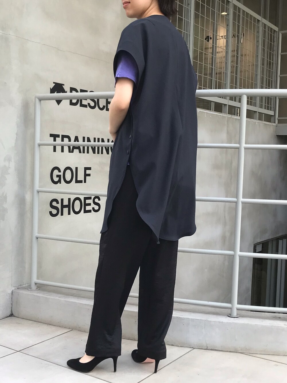 ブラック系のシャツ/ブラウス、パープル系のTシャツ/カットソー、ブラック系のその他パンツを着用したレディースの春コーディネートの2枚目の写真