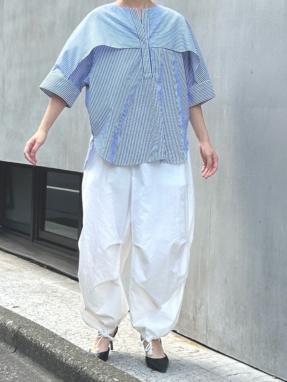 ブルー系のシャツ/ブラウス、ホワイト系のカーゴパンツを着用したレディースの春コーディネートの2枚目の写真