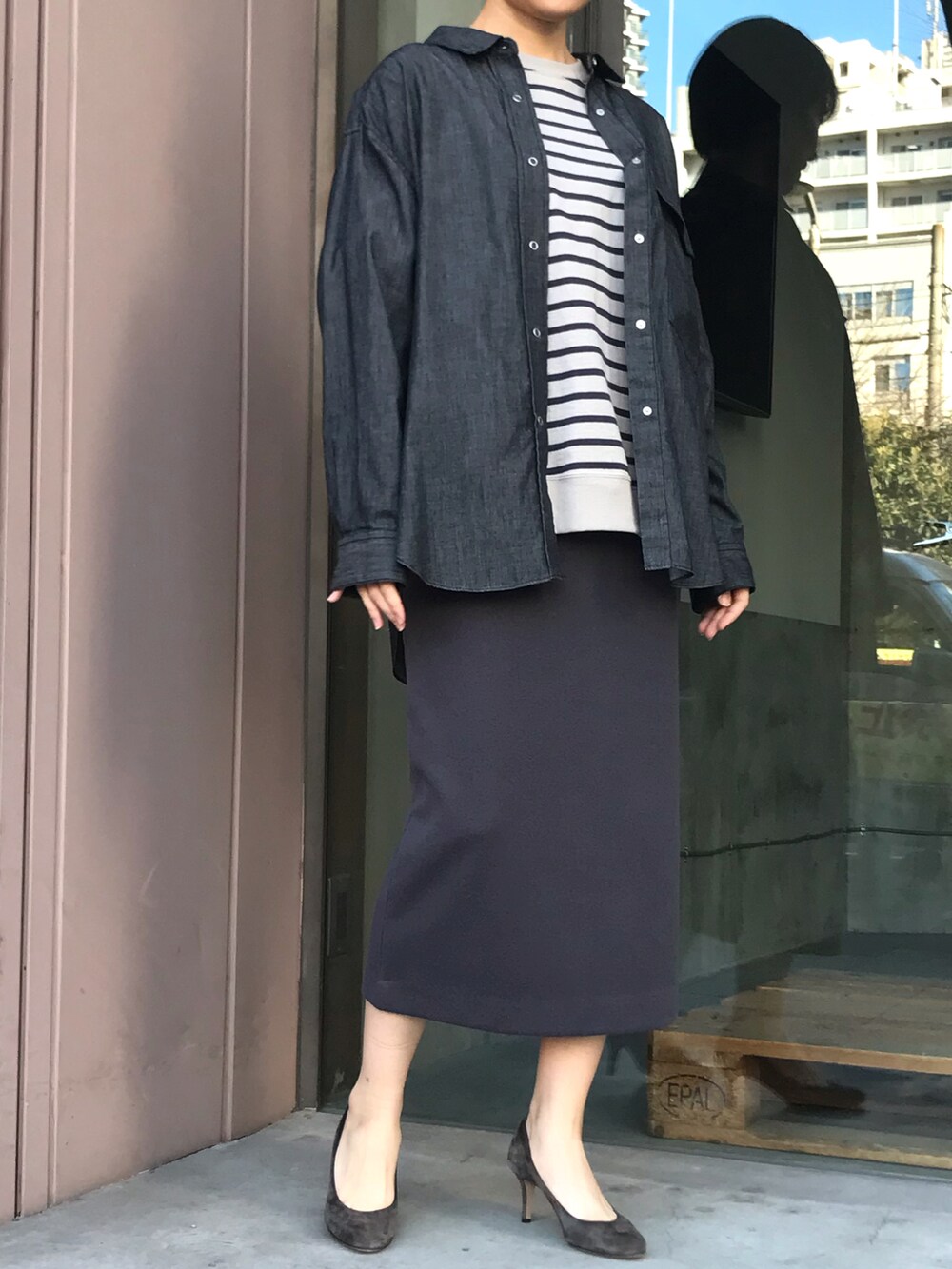 グレー系のシャツ/ブラウス、グレー系のスカートを着用したレディースの春コーディネートの2枚目の写真