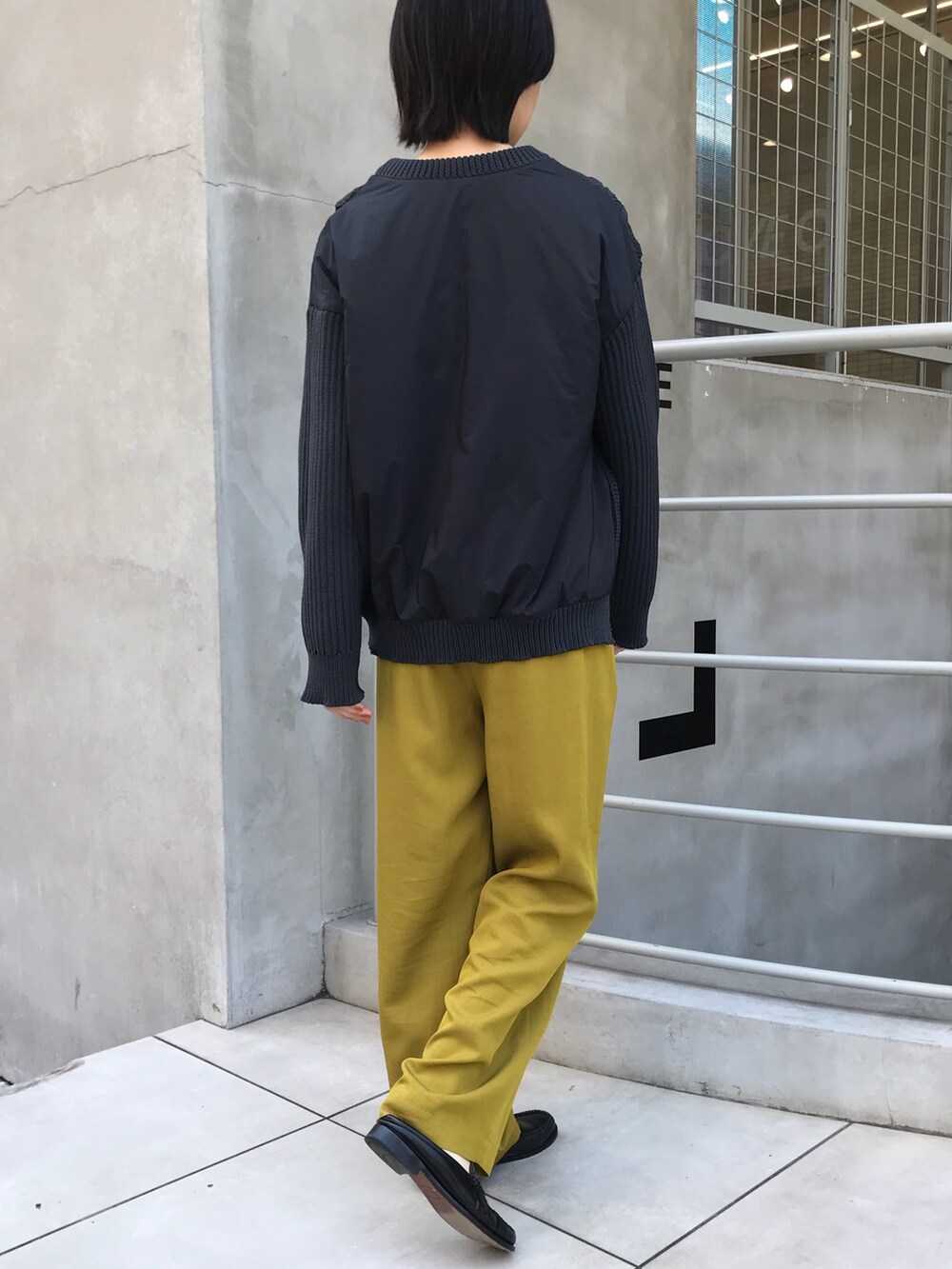 イエロー系のその他パンツ、グレー系のニット/セーターを着用したレディースの秋コーディネートの3枚目の写真