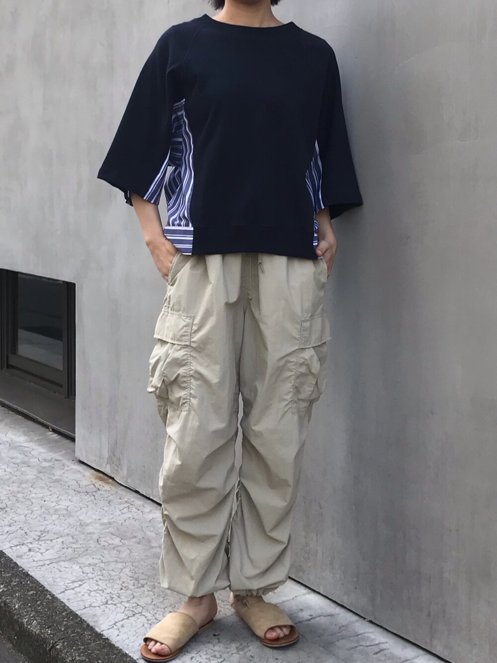 ベージュ系のカーゴパンツ、ブルー系のスウェットを着用したレディースの春コーディネートの3枚目の写真