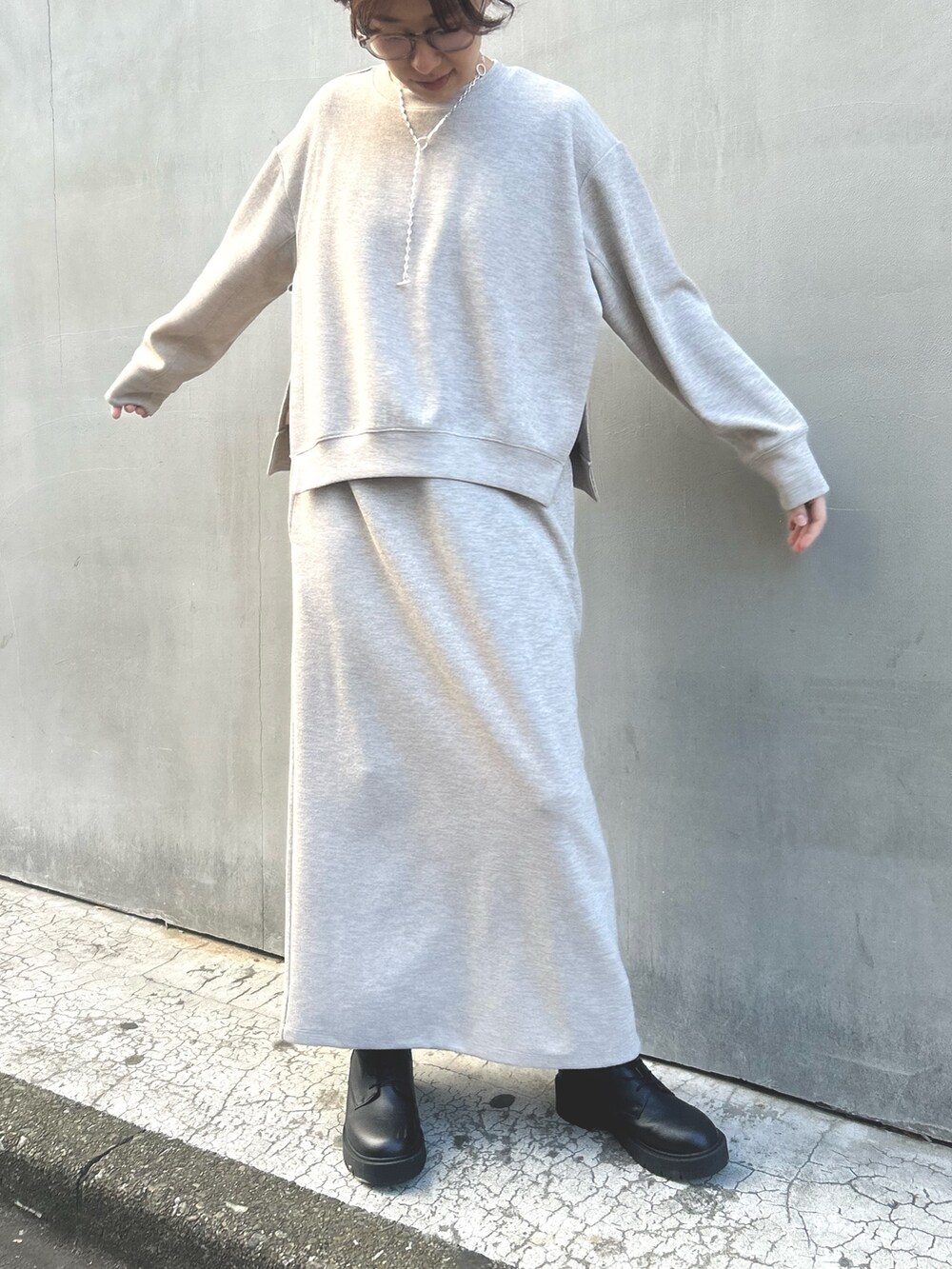 ベージュ系のワンピース、ベージュ系のTシャツ/カットソーを着用したレディースの春コーディネートの2枚目の写真