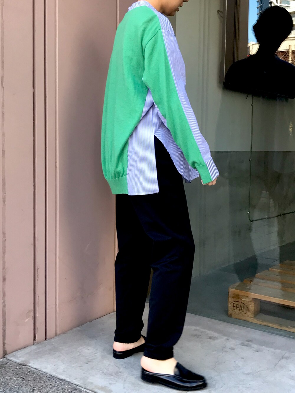 グリーン系のシャツ/ブラウス、ブラック系のスウェットパンツを着用したレディースの冬コーディネートの3枚目の写真