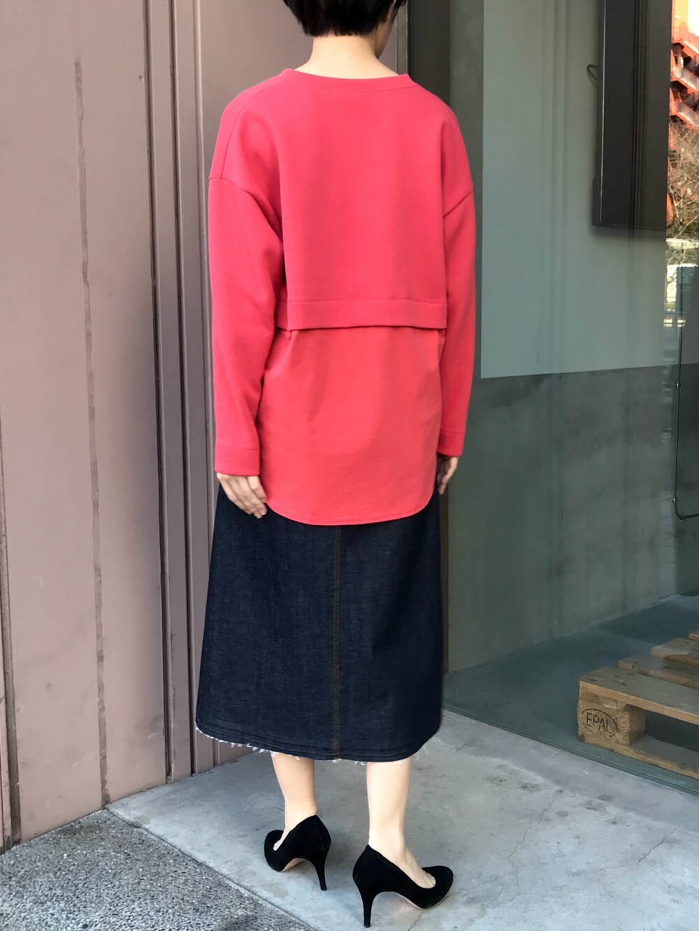 ピンク系のTシャツ/カットソー、ブルー系のデニムスカートを着用したレディースの冬コーディネートの3枚目の写真