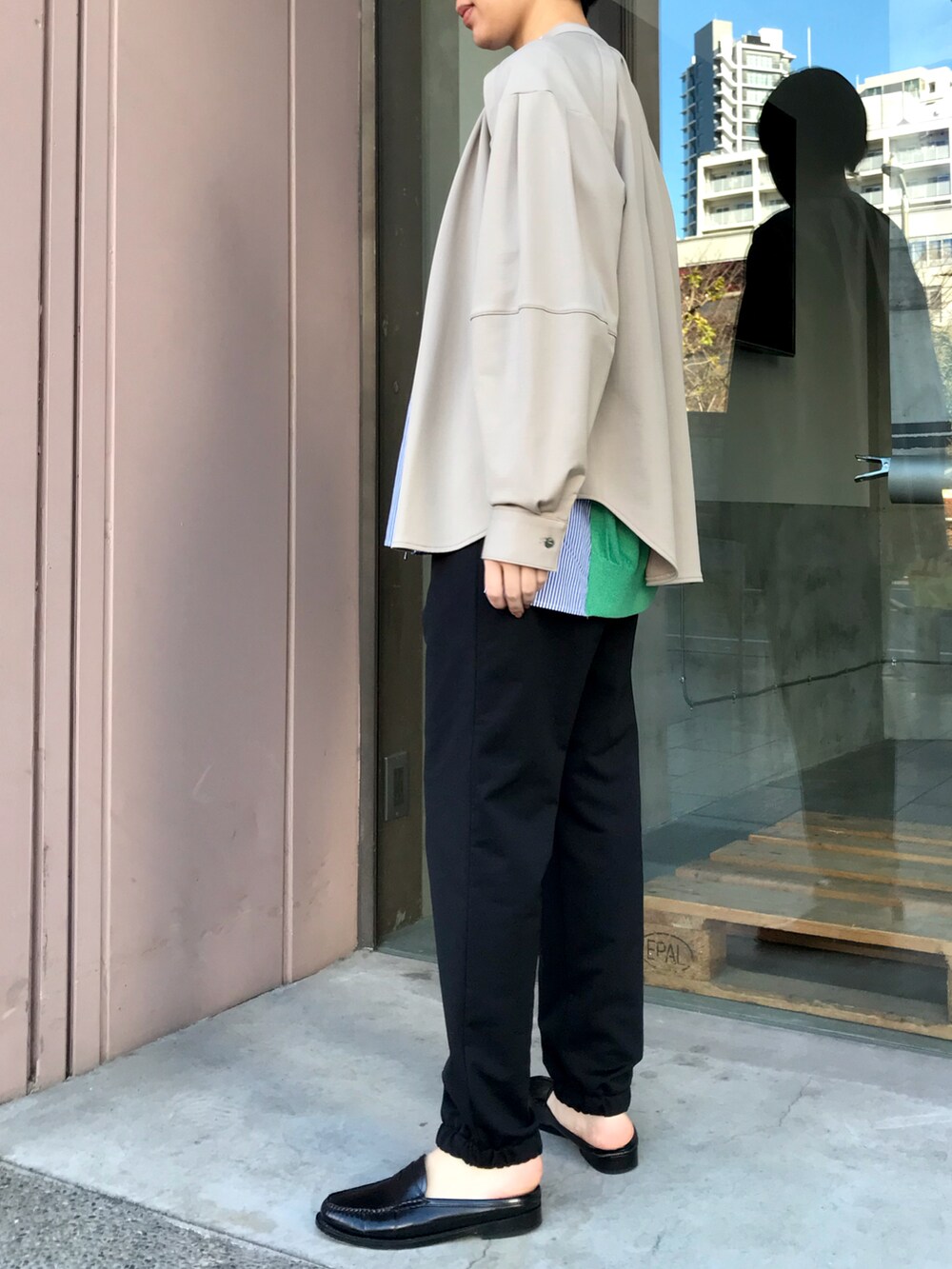 ブラック系のスウェットパンツ、ベージュ系のブルゾンを着用したレディースの冬コーディネートの2枚目の写真