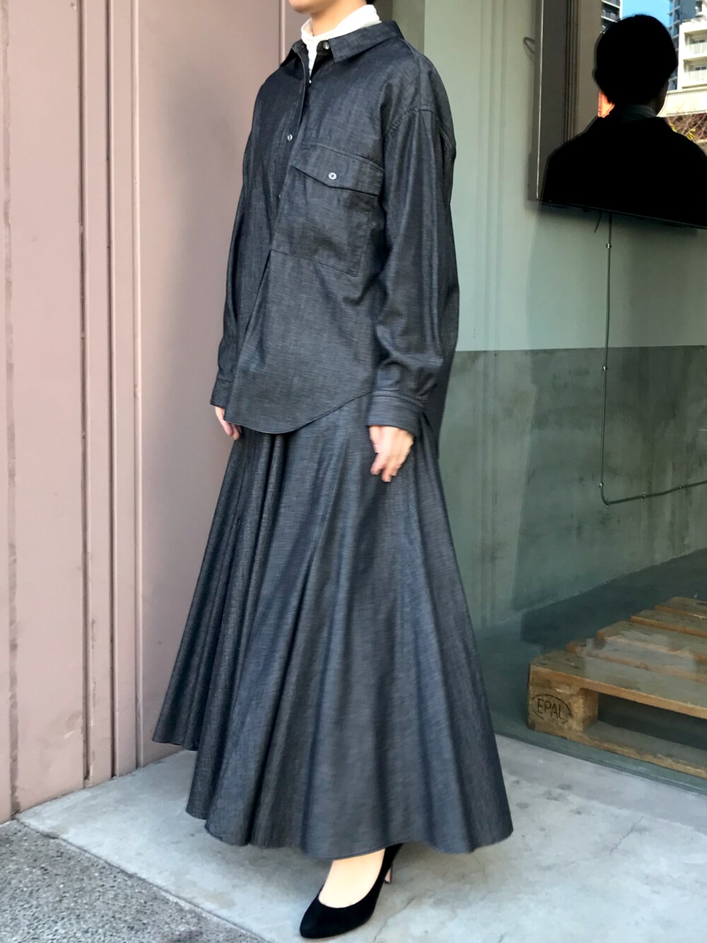 グレー系のシャツ/ブラウス、ホワイト系のTシャツ/カットソー、グレー系のデニムスカートを着用したレディースの冬コーディネートの3枚目の写真