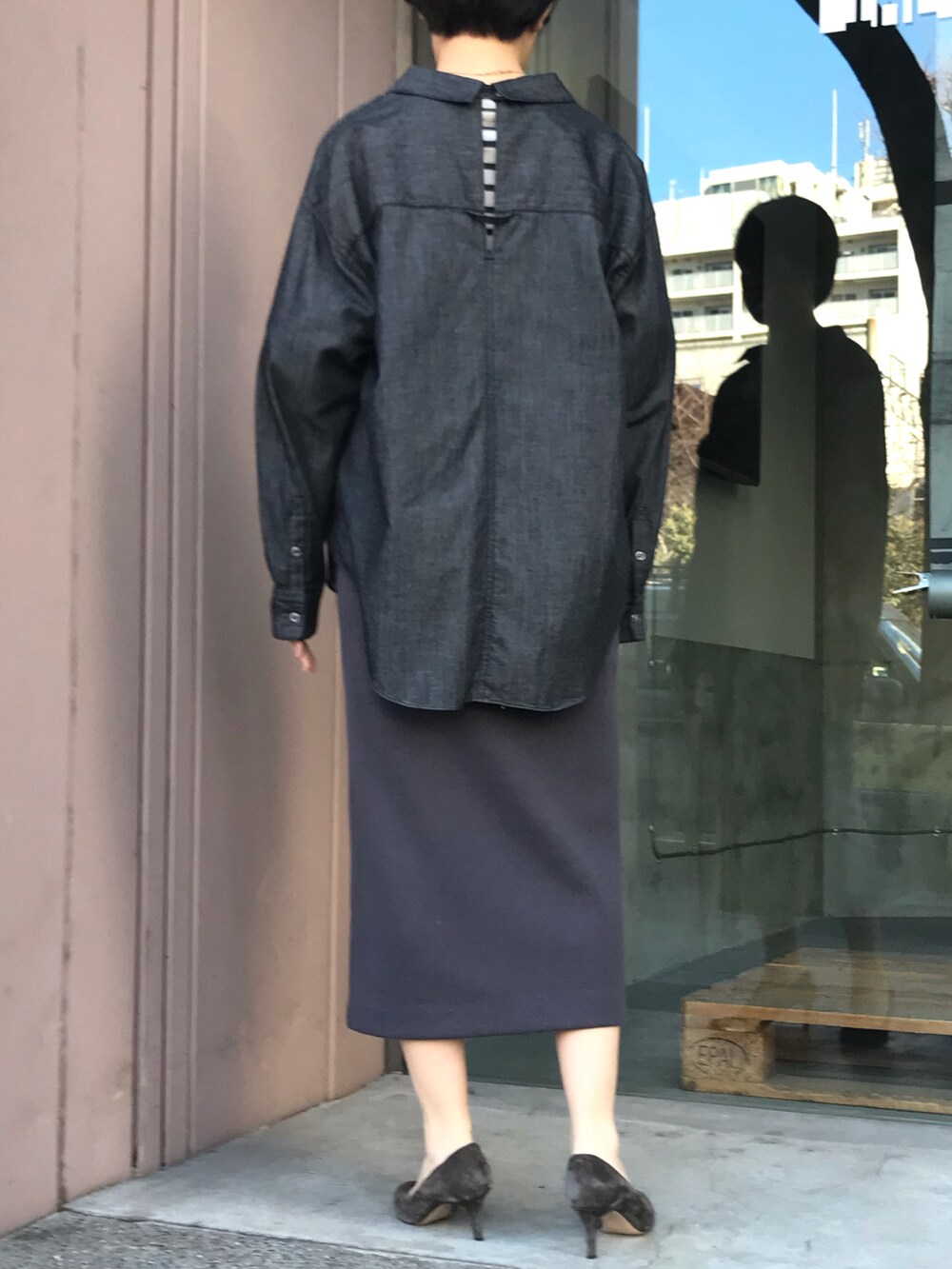 グレー系のシャツ/ブラウス、グレー系のスカートを着用したレディースの春コーディネートの3枚目の写真