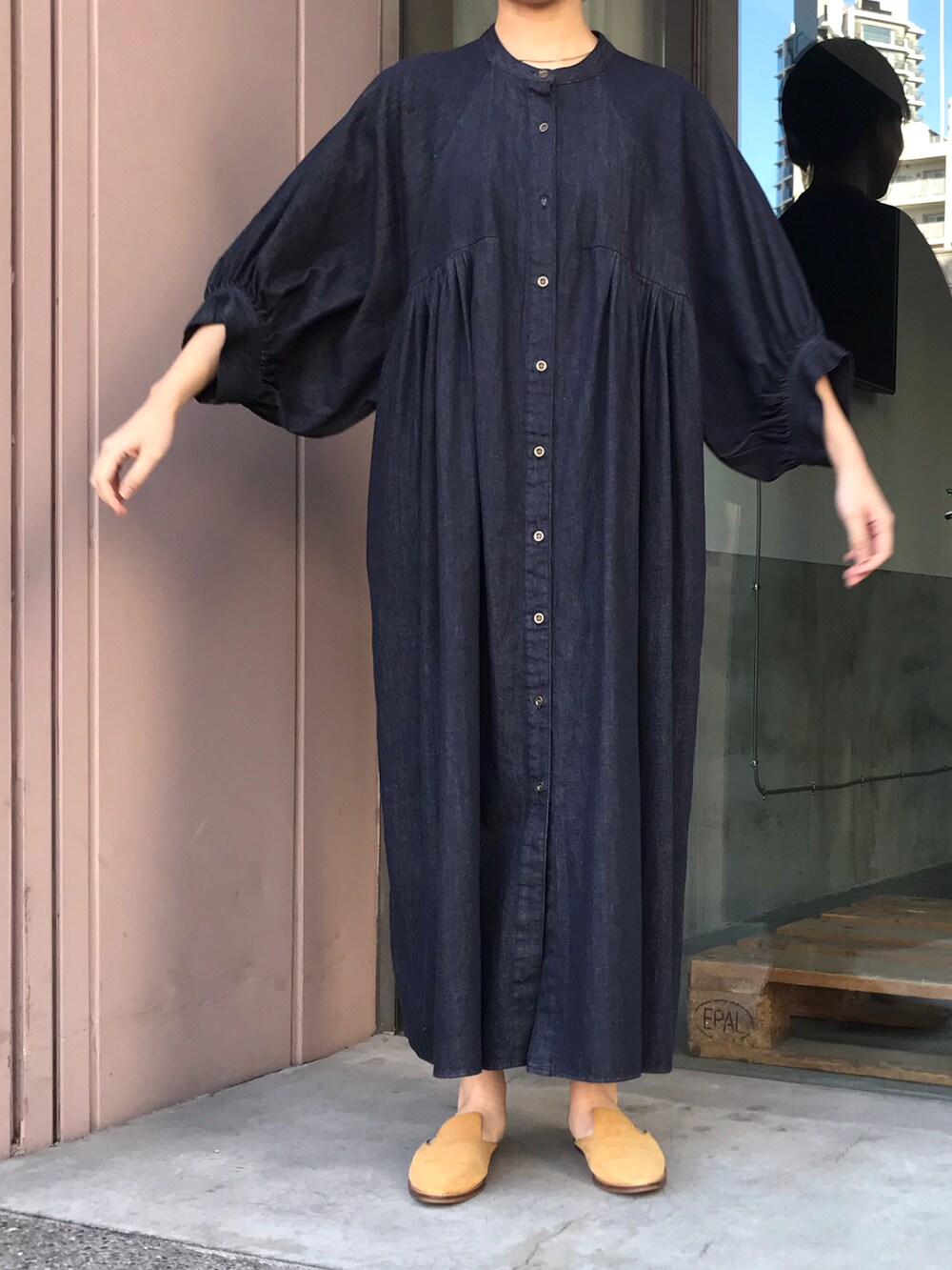ブルー系のシャツワンピースを着用したレディースの冬コーディネートの2枚目の写真