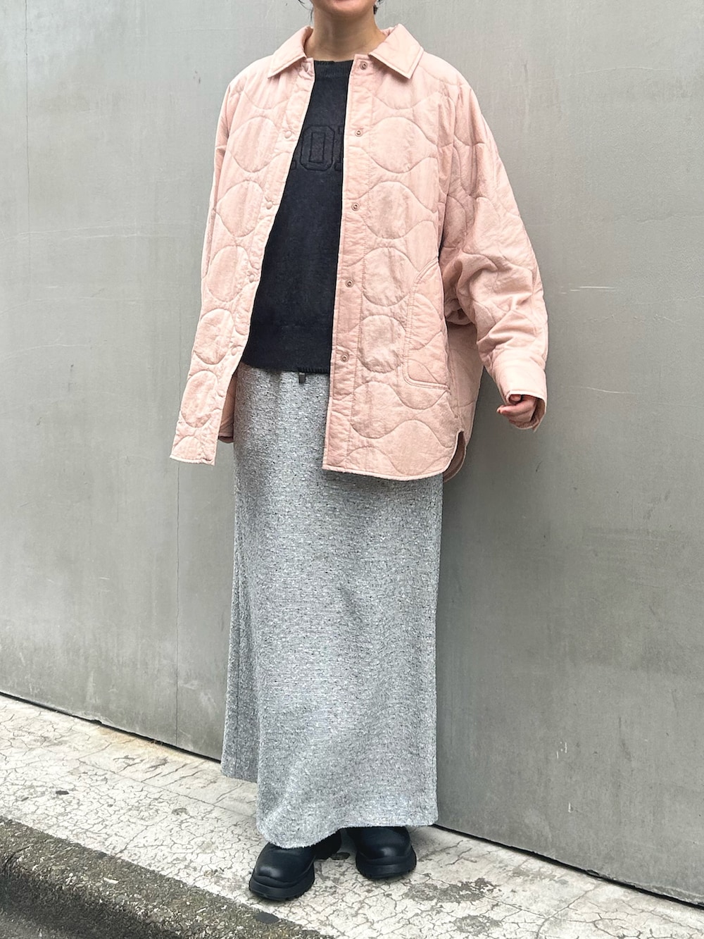 グレー系のスカート、ピンク系のその他アウターを着用したレディースの秋コーディネートの2枚目の写真