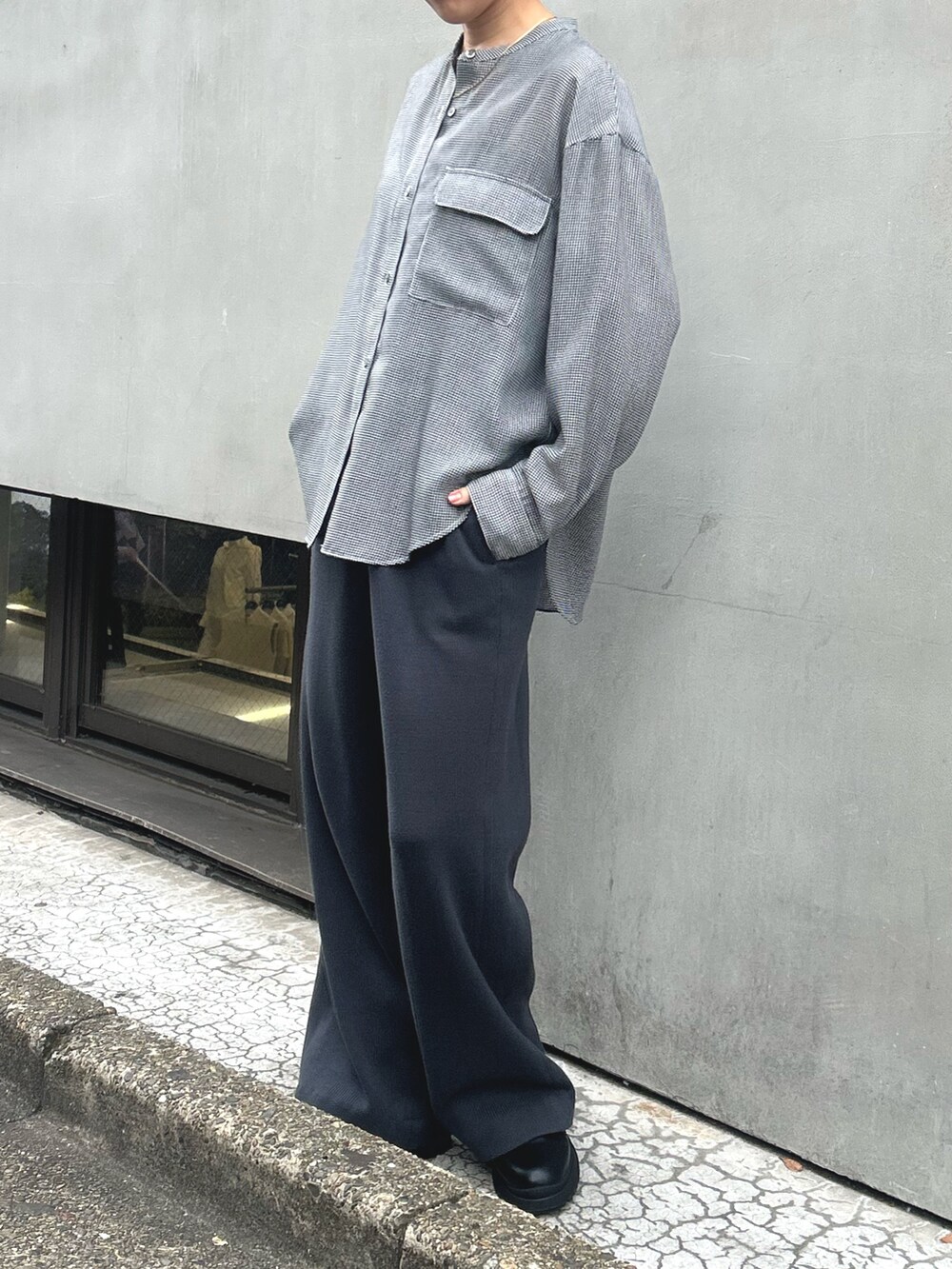 グレー系のその他パンツ、その他のシャツ/ブラウスを着用したレディースの秋コーディネートの2枚目の写真