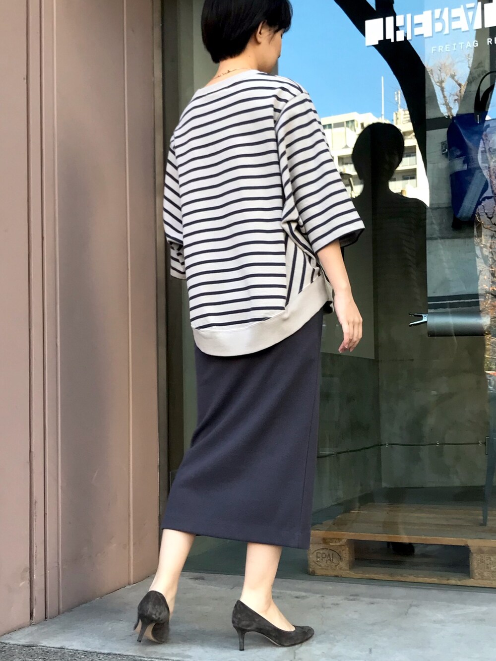 ベージュ系のスウェット、グレー系のスカートを着用したレディースの春コーディネートの3枚目の写真