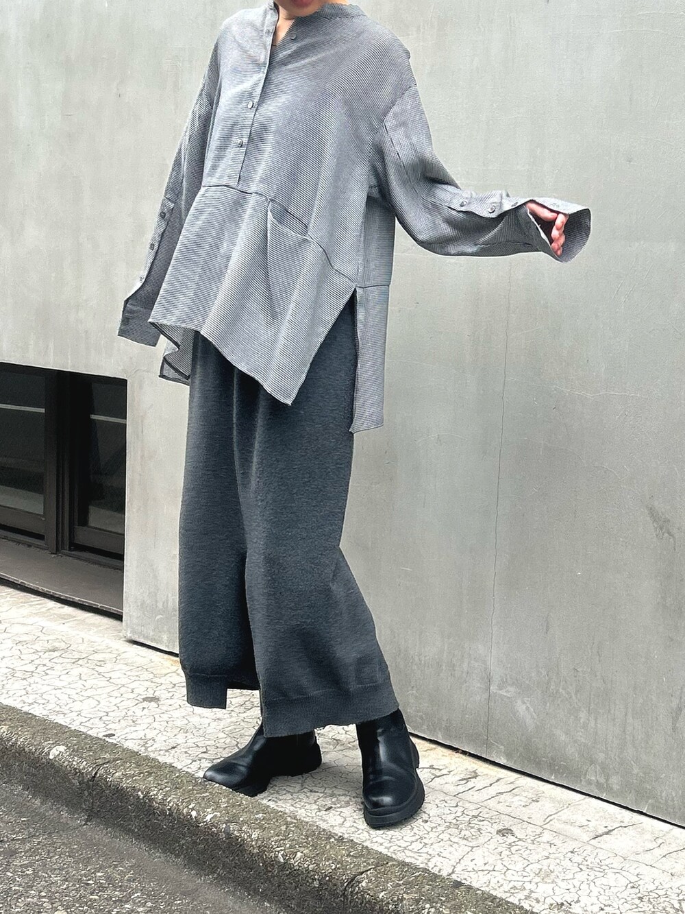 グレー系のその他パンツ、その他のシャツ/ブラウスを着用したレディースの秋コーディネートの2枚目の写真