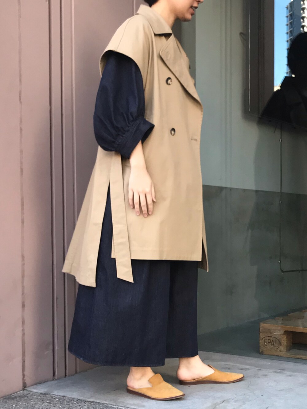 ベージュ系のその他アウター、ブルー系のシャツワンピースを着用したレディースの春コーディネートの2枚目の写真