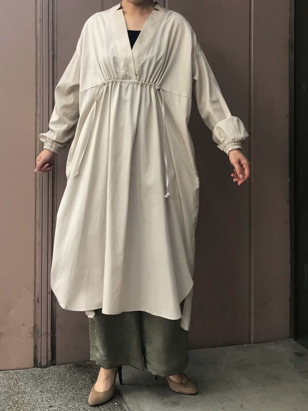 ベージュ系のワンピース、グリーン系のその他パンツを着用したレディースの秋コーディネートの3枚目の写真