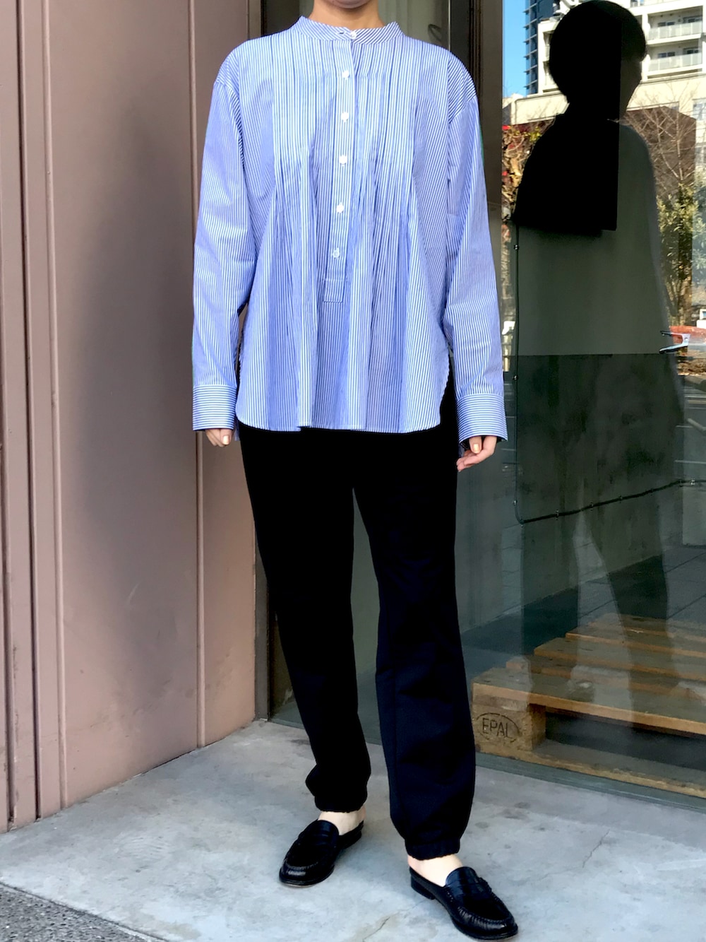 グリーン系のシャツ/ブラウス、ブラック系のスウェットパンツを着用したレディースの冬コーディネートの2枚目の写真