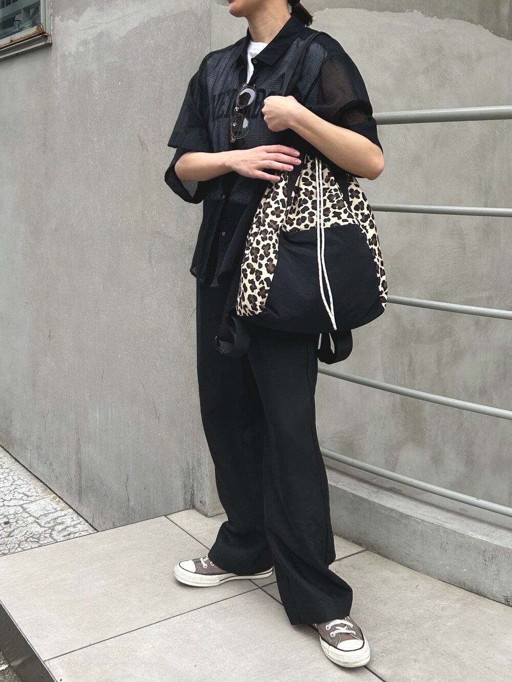 ブラック系のその他パンツ、ブラック系のシャツ/ブラウス、ホワイト系のTシャツ/カットソーを着用したレディースの春コーディネートの2枚目の写真