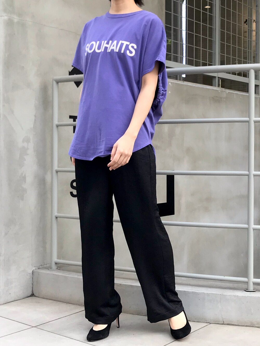 パープル系のTシャツ/カットソー、ブラック系のその他パンツを着用したレディースの春コーディネートの3枚目の写真