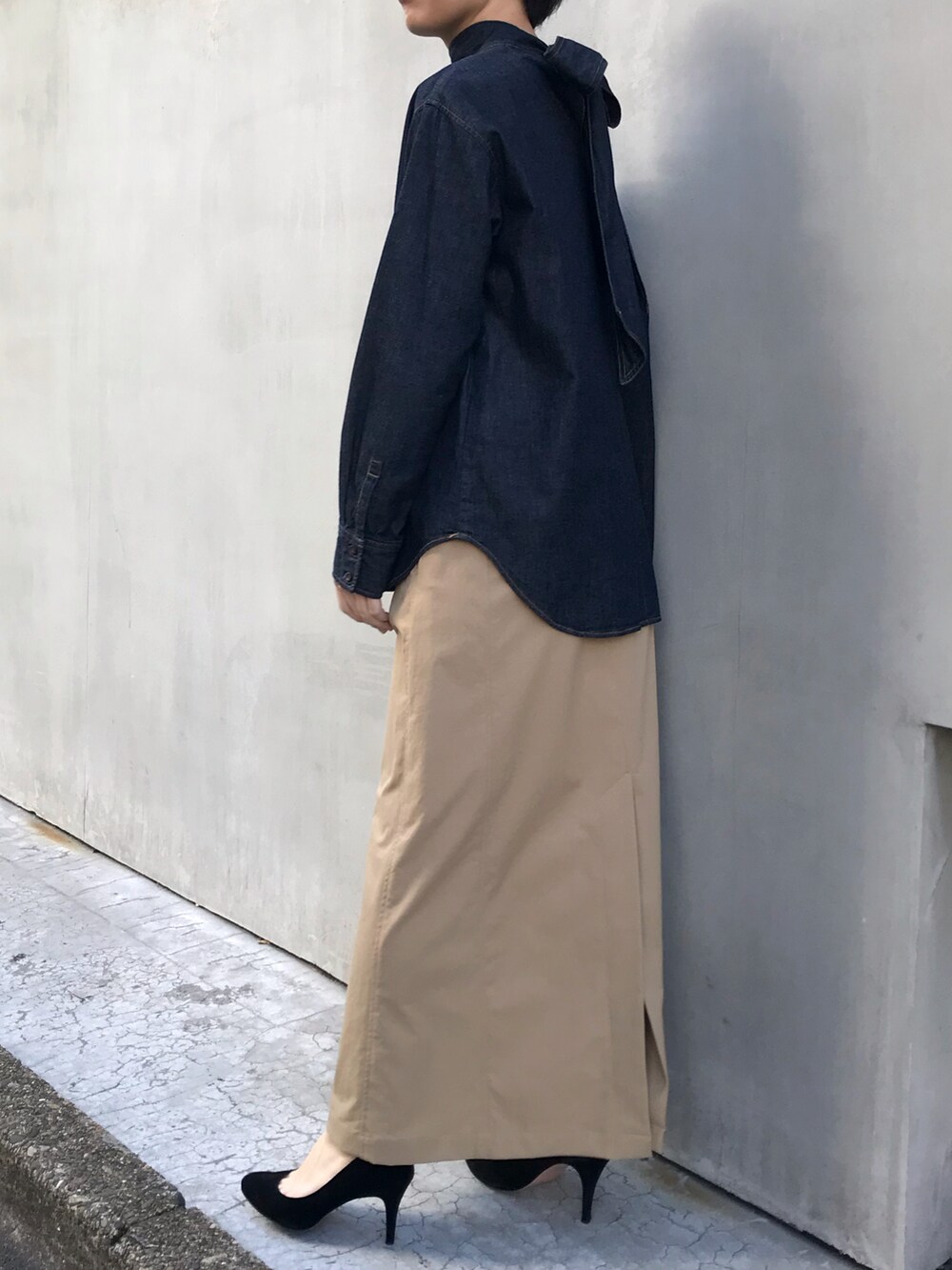 ブルー系のシャツ/ブラウス、ベージュ系のスカートを着用したレディースの冬コーディネートの3枚目の写真