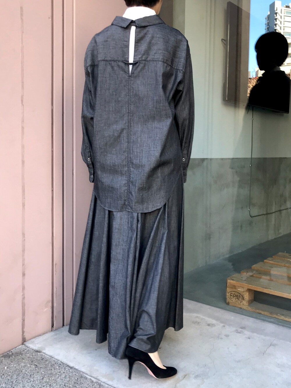 グレー系のシャツ/ブラウス、ホワイト系のTシャツ/カットソー、グレー系のデニムスカートを着用したレディースの冬コーディネートの2枚目の写真