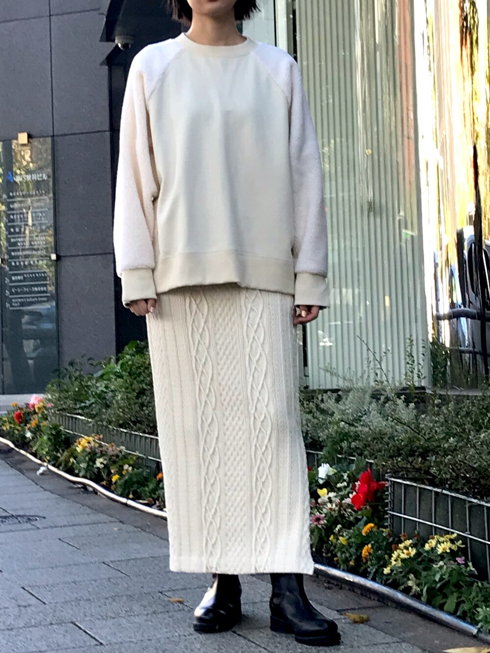 ホワイト系のスウェット、ホワイト系のスカートを着用したレディースの秋コーディネートの3枚目の写真