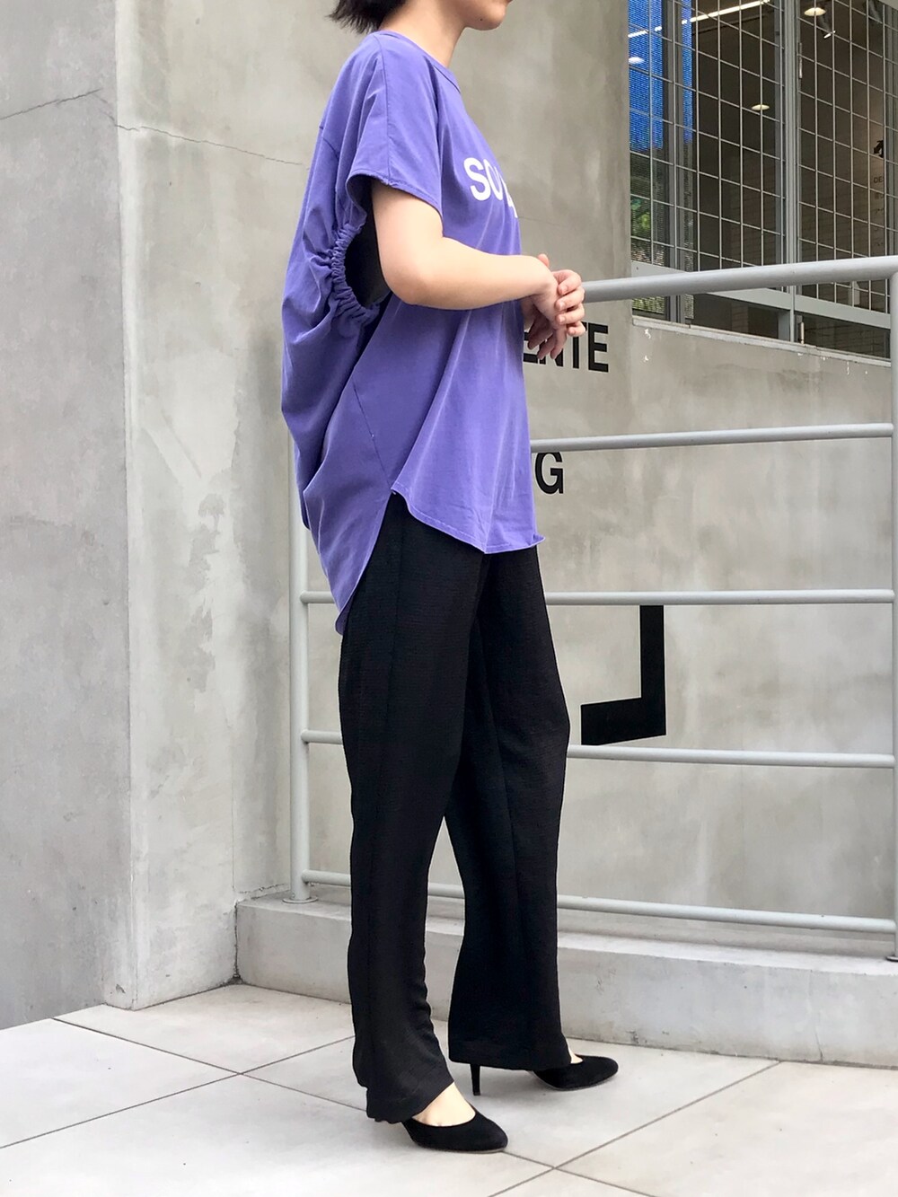 パープル系のTシャツ/カットソー、ブラック系のその他パンツを着用したレディースの春コーディネートの2枚目の写真