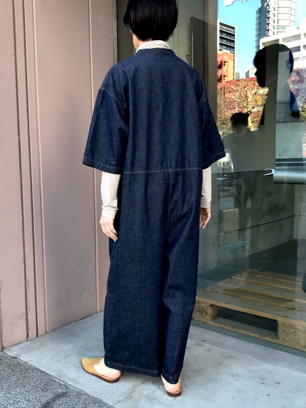 ブルー系のつなぎ/オールインワンを着用したレディースの春コーディネートの2枚目の写真