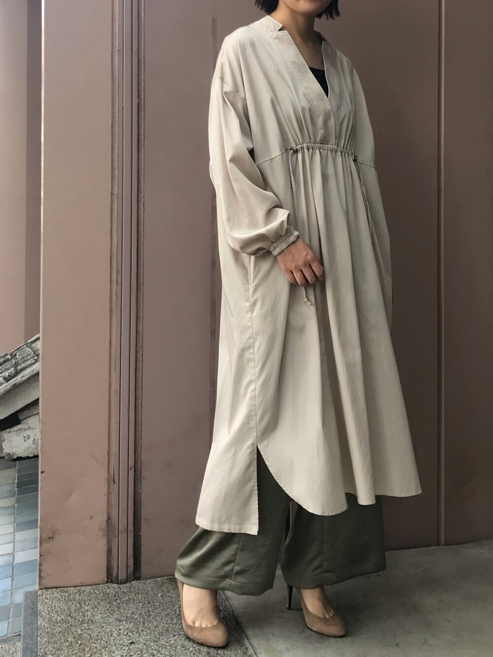 ベージュ系のワンピース、グリーン系のその他パンツを着用したレディースの秋コーディネートの2枚目の写真