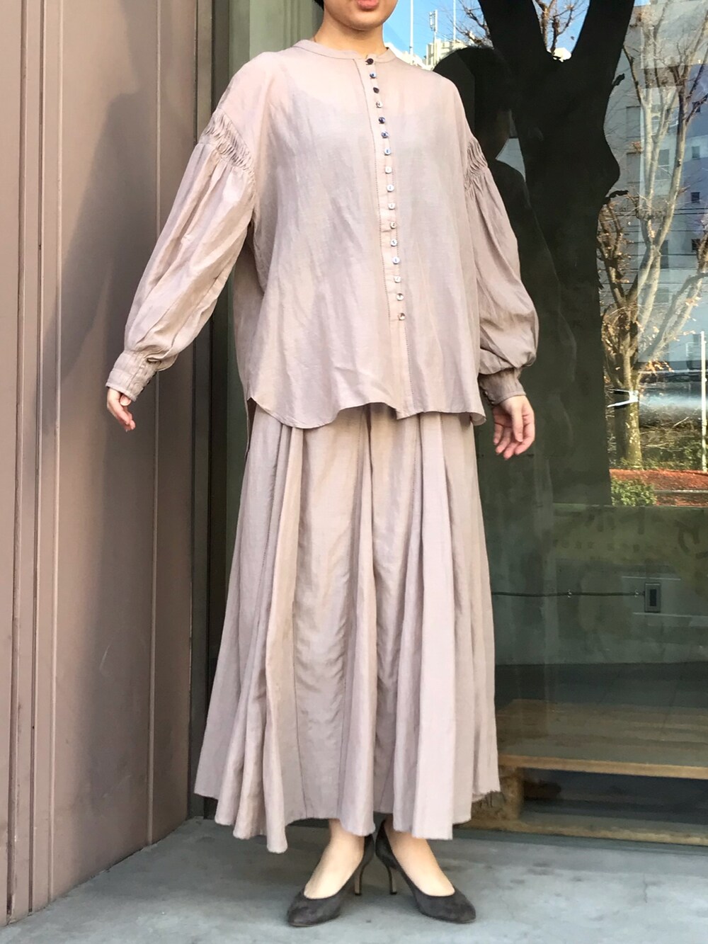 ベージュ系のスカート、ベージュ系のシャツ/ブラウスを着用したレディースの春コーディネートの2枚目の写真