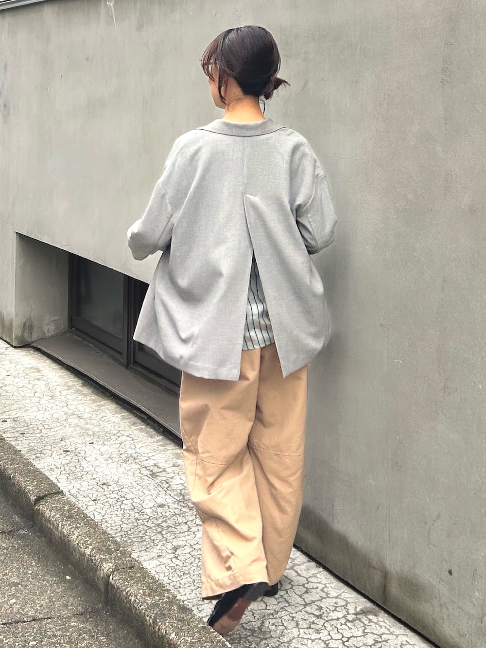 ベージュ系のチノパンツ、グリーン系のシャツ/ブラウス、グレー系のテーラードジャケットを着用したレディースの秋コーディネートの2枚目の写真