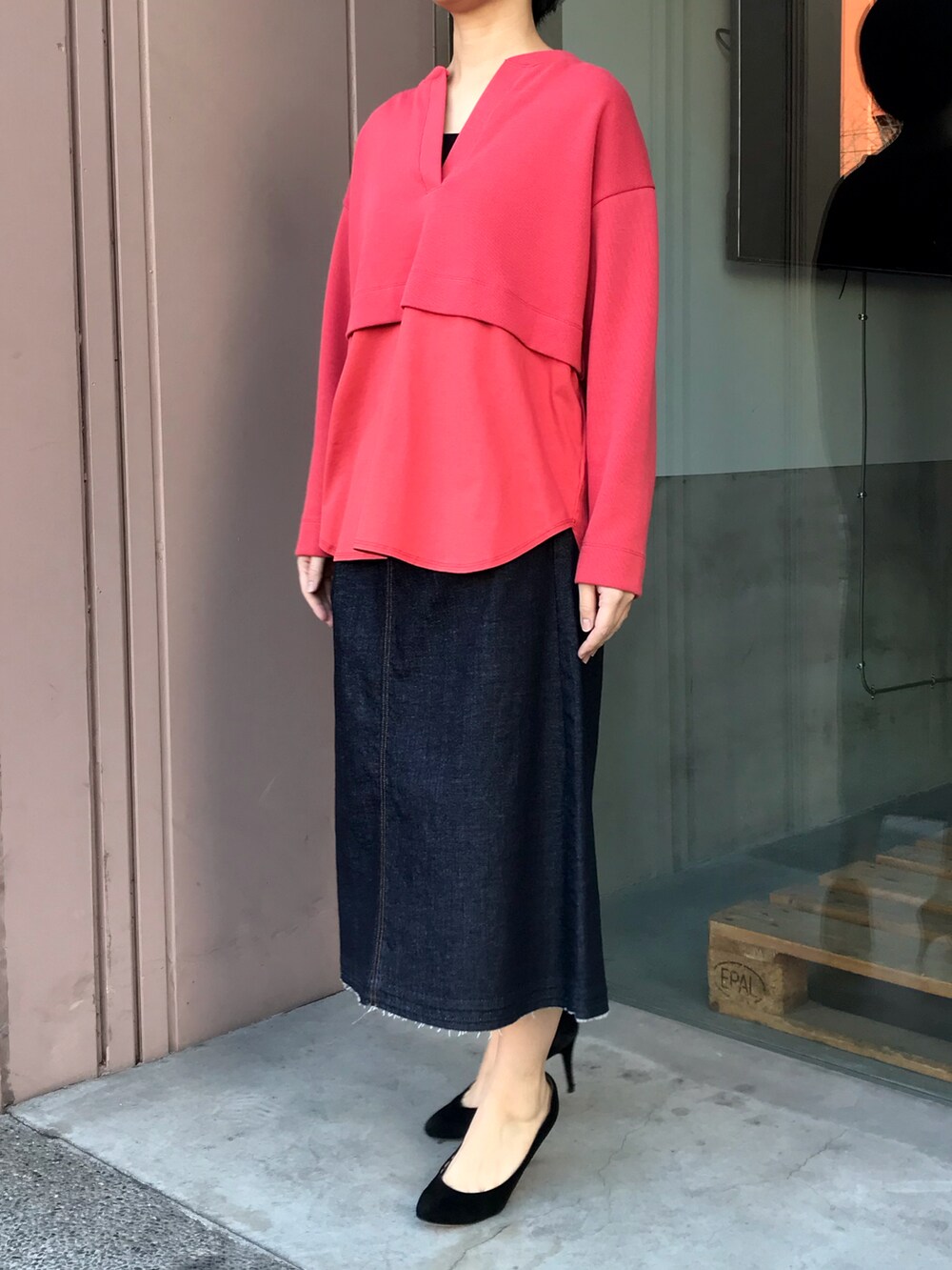 ピンク系のTシャツ/カットソー、ブルー系のデニムスカートを着用したレディースの冬コーディネートの2枚目の写真