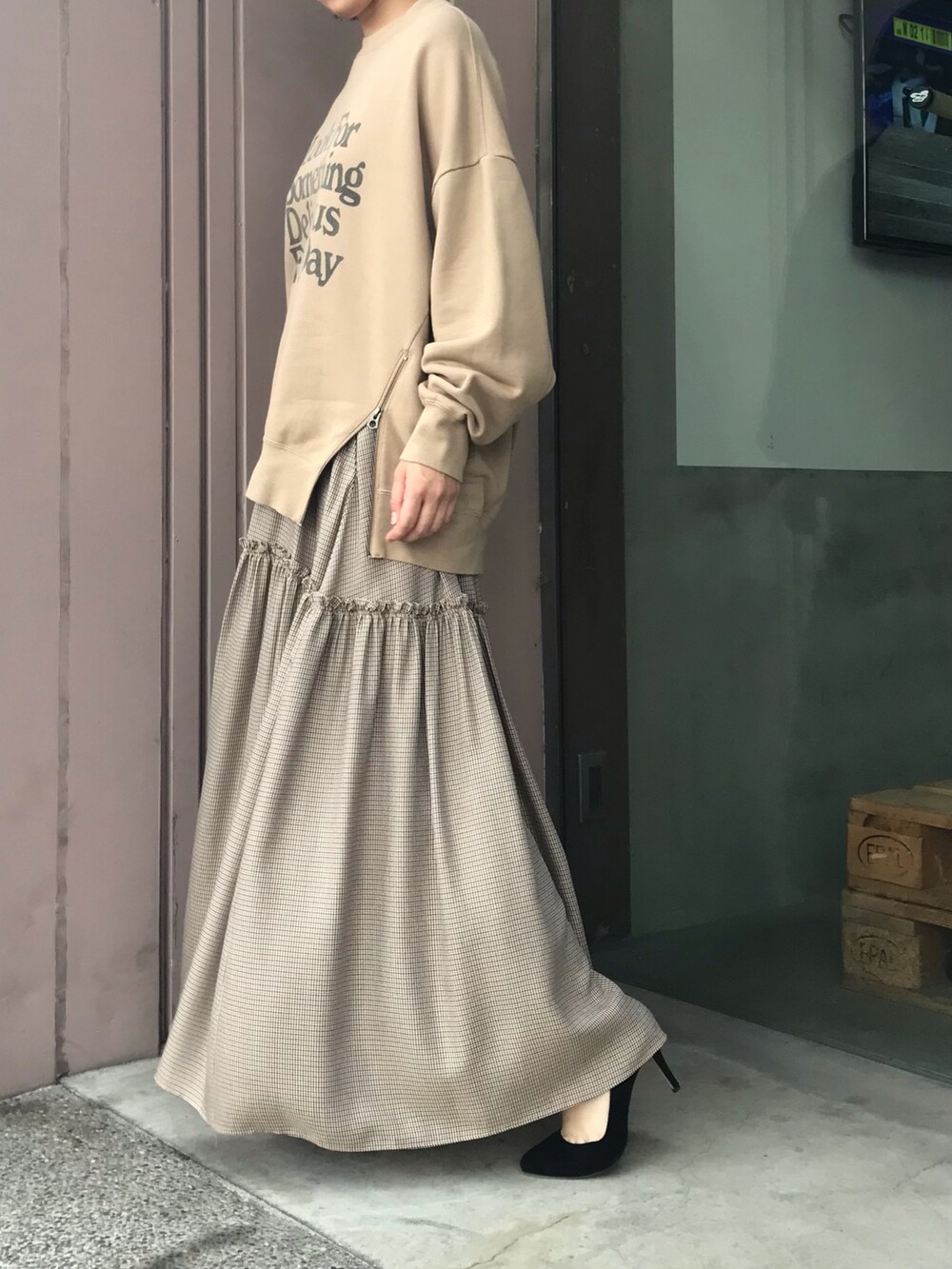 ベージュ系のスウェット、ベージュ系のスカートを着用したレディースの秋コーディネートの2枚目の写真