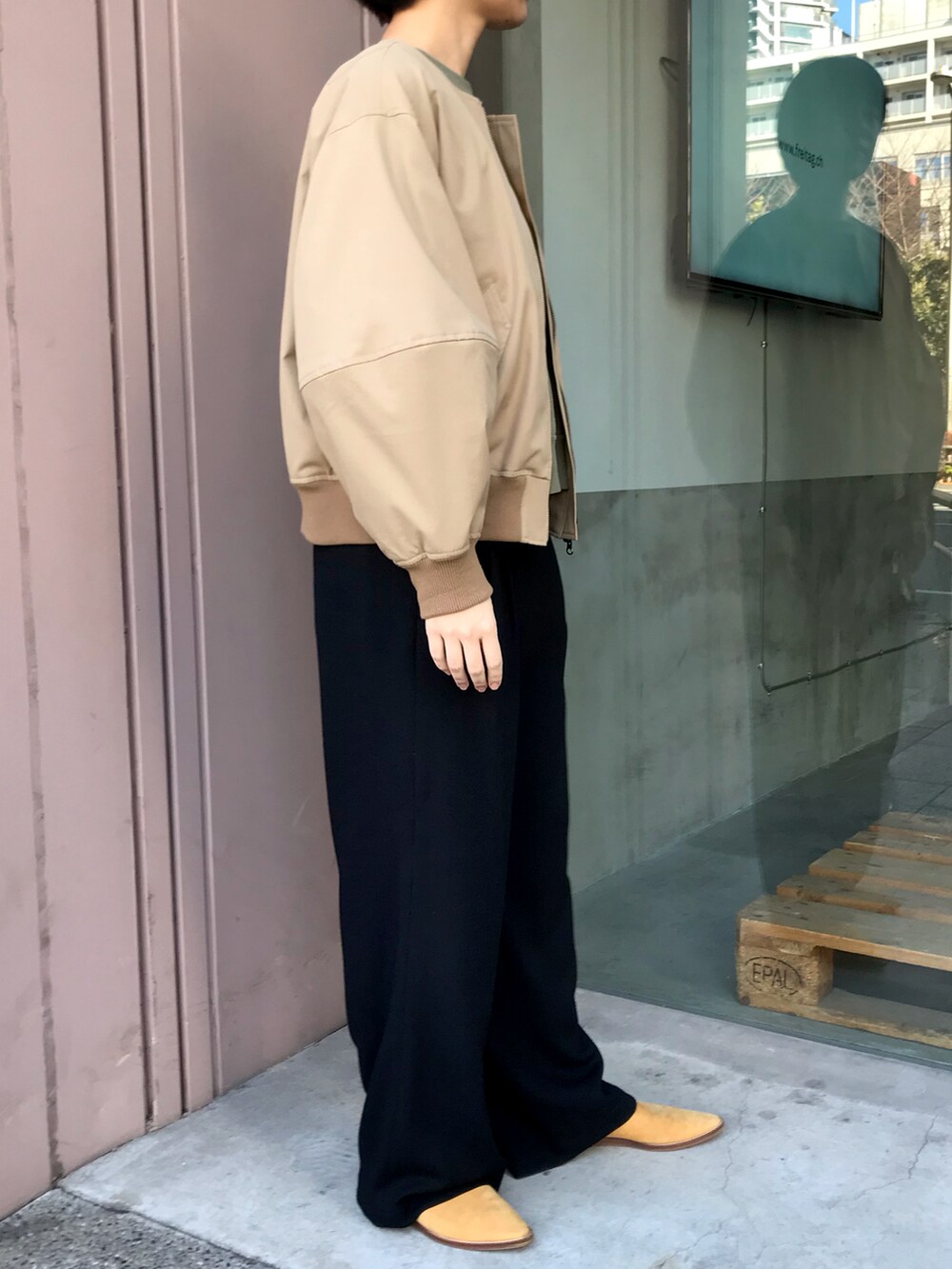 ベージュ系のブルゾンを着用したレディースの春コーディネートの2枚目の写真