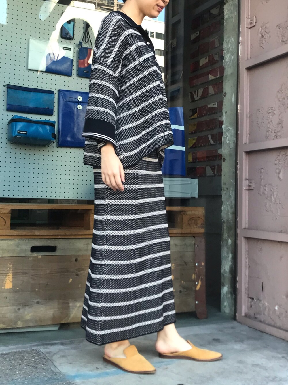 ブラック系のニット/セーター、ブラック系のスカートを着用したレディースの春コーディネートの3枚目の写真