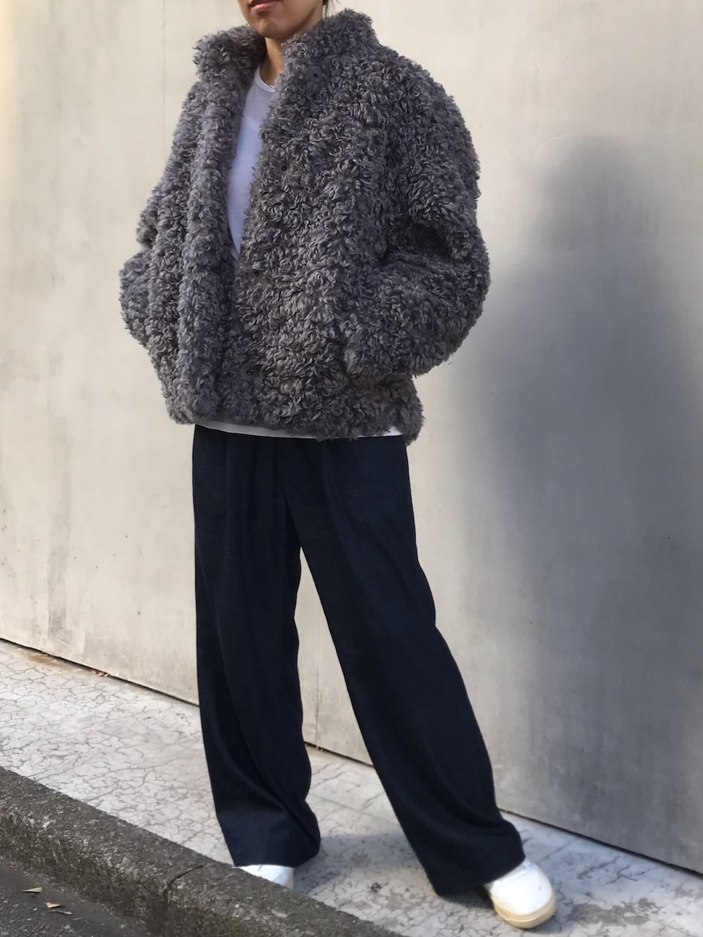 グレー系のブルゾンを着用したレディースの冬コーディネートの2枚目の写真