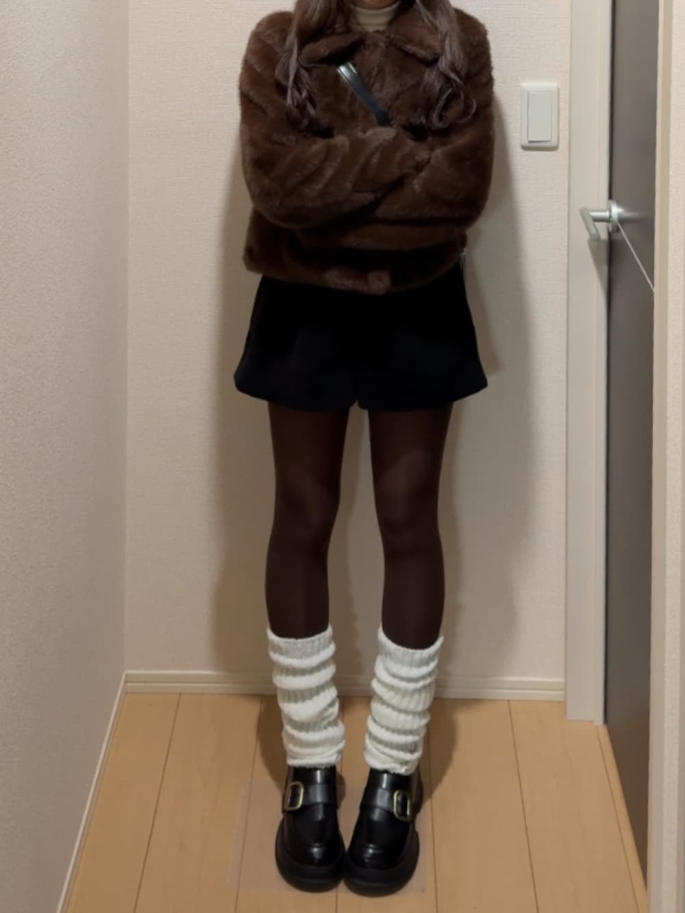 ブラック系のその他パンツ、ブラウン系のジャケット/アウターを着用したレディースの秋コーディネートの2枚目の写真