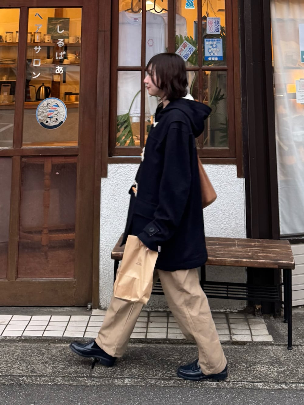 ブルー系のローファー、ベージュ系のチノパンツを着用したレディースの冬コーディネートの2枚目の写真