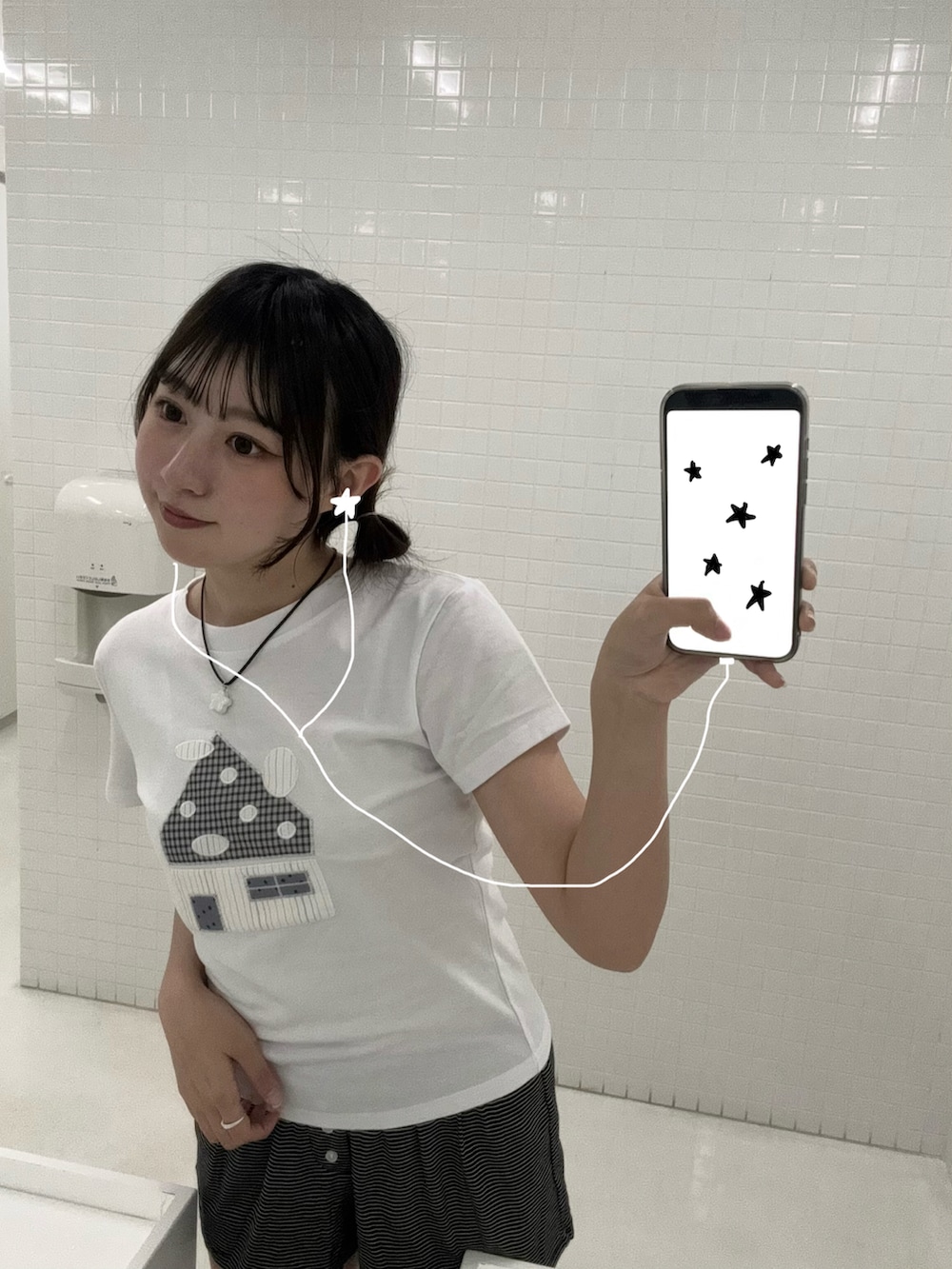 ホワイト系のTシャツ/カットソー、ブラック系のパンツ、グリーン系のボディバッグ/ウエストポーチを着用したレディースの春コーディネートの3枚目の写真