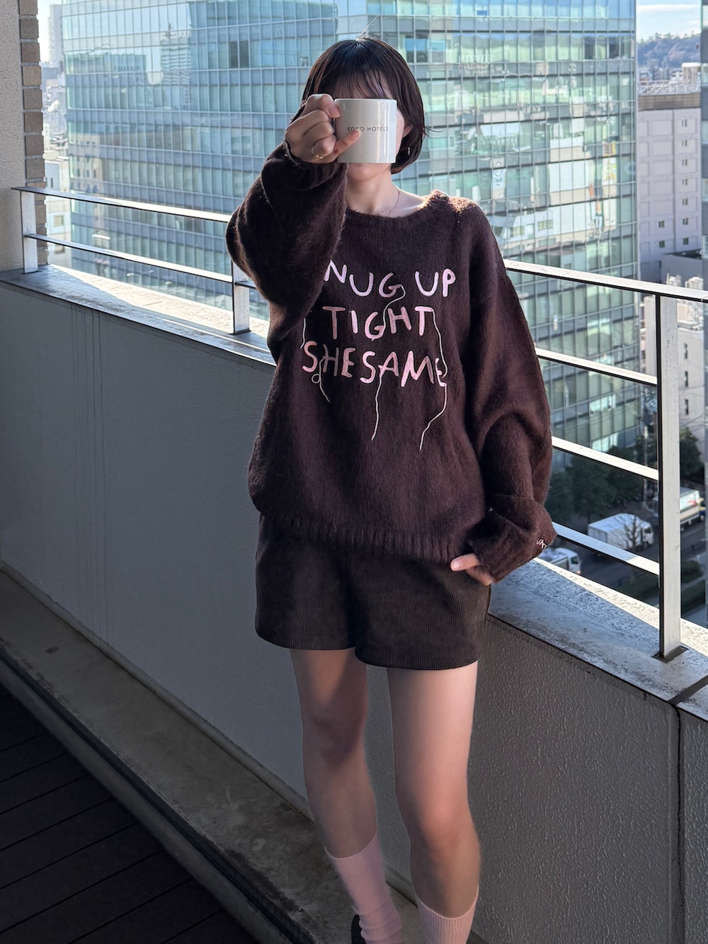 ブラウン系のニット/セーター、ブラウン系のその他パンツを着用したレディースの冬コーディネートの2枚目の写真