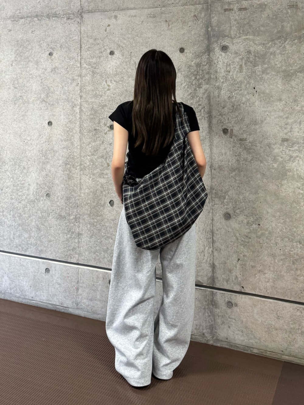 ブラック系のTシャツ/カットソー、グレー系のスウェットパンツ、ブラック系のメッセンジャーバッグを着用したレディースの夏コーディネートの2枚目の写真
