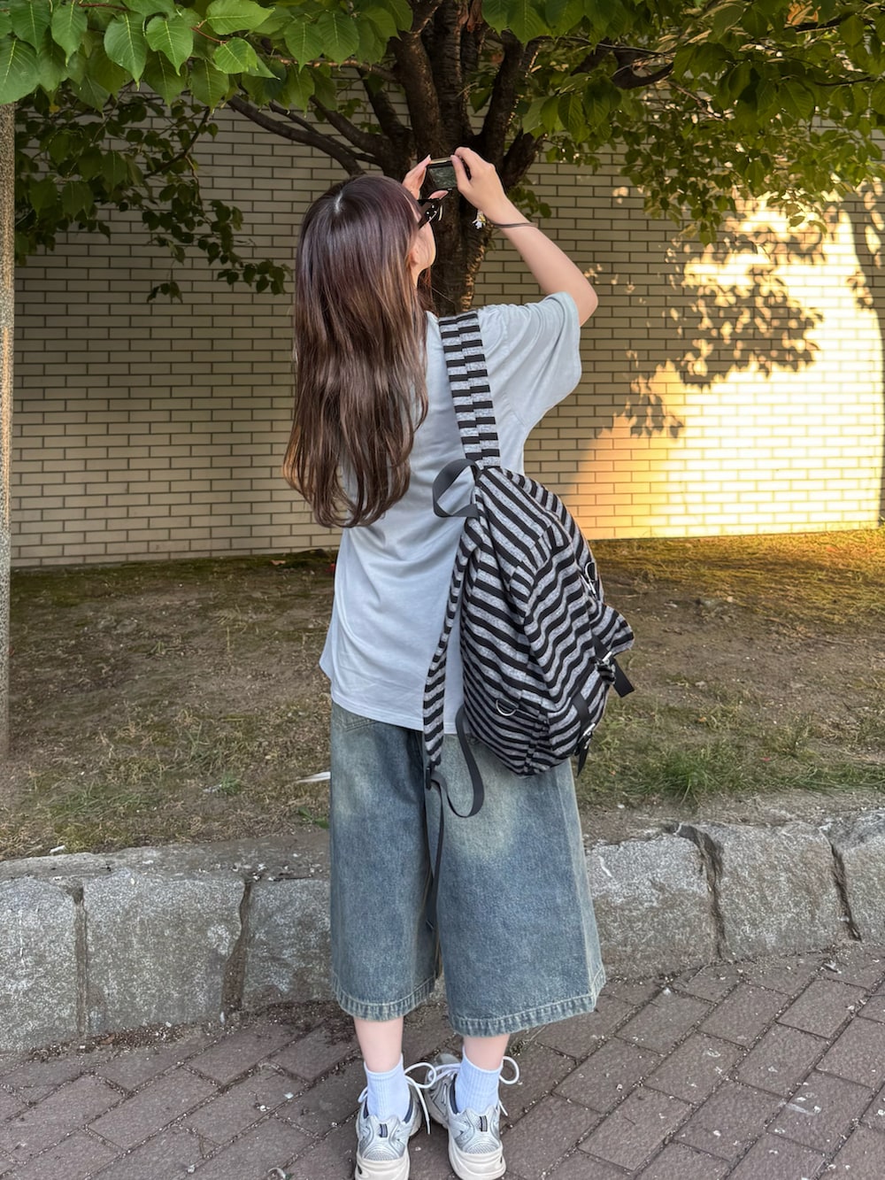 「ハーフパンツ、Tシャツ、プリントT、リュック、サングラス、韓国ファッション、夏ルックで気分アップ、デニムハーフパンツ、スポーツミックス」｜「Noknowのアイテム（Tシャツ/カットソー、グレー系）」を使った、ちひろさん（骨格ウェーブ・レディース・153cm）の夏コーディネートの3枚目の写真