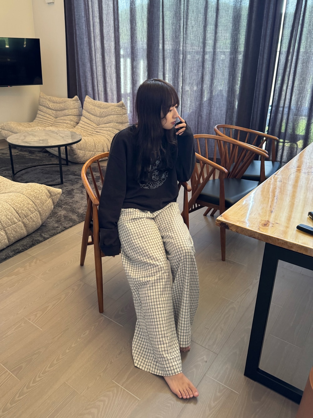 ホワイト系のパンツを着用したレディースの秋コーディネートの3枚目の写真