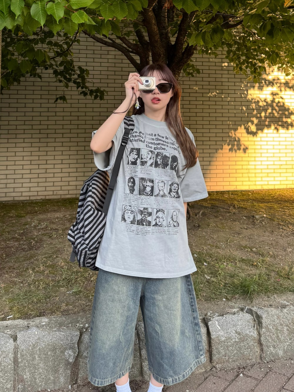 「ハーフパンツ、Tシャツ、プリントT、リュック、サングラス、韓国ファッション、夏ルックで気分アップ、デニムハーフパンツ、スポーツミックス」｜「Noknowのアイテム（Tシャツ/カットソー、グレー系）」を使った、ちひろさん（骨格ウェーブ・レディース・153cm）の夏コーディネートの2枚目の写真