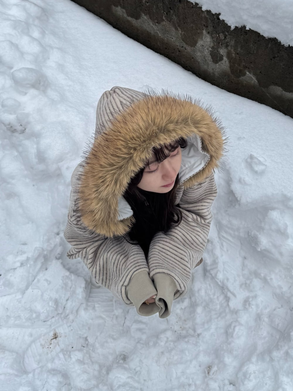 ブラウン系のデニムパンツ、ブラウン系のサンダル、ベージュ系のパーカーを着用したレディースの秋コーディネートの2枚目の写真