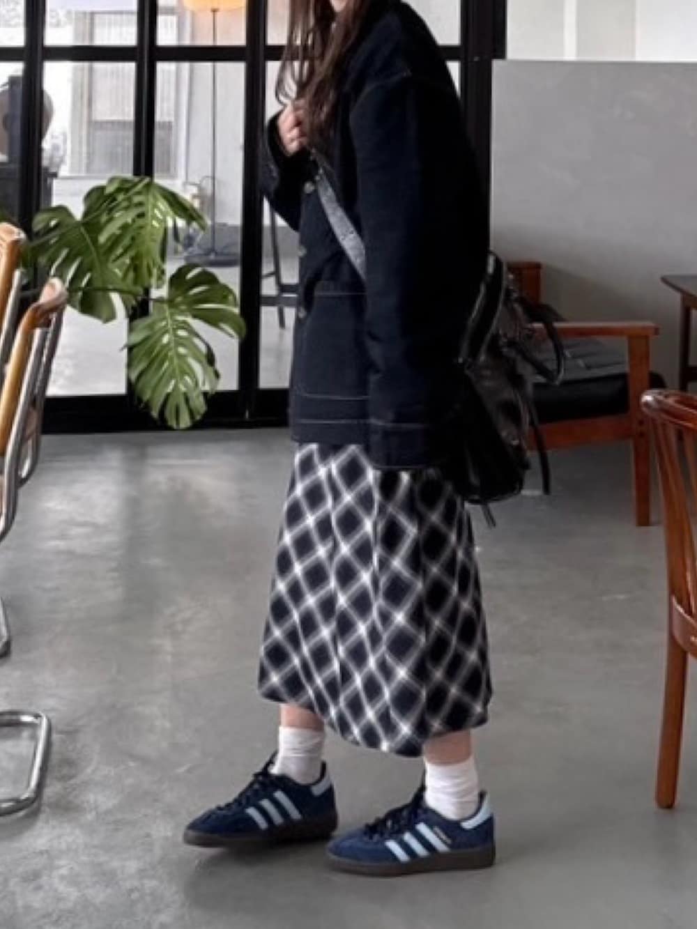 ブルー系のデニムジャケット、ブルー系のスカート、ブルー系のスニーカーを着用したレディースの冬コーディネートの2枚目の写真