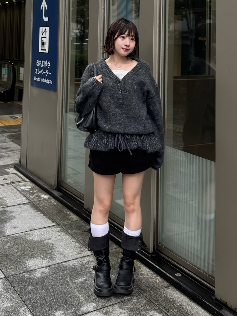 ブラック系のその他パンツ、グレー系のニット/セーターを着用したレディースの秋コーディネートの2枚目の写真