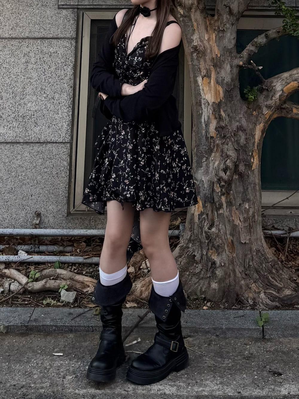 「韓国ファッション、ワンピース、花柄ワンピース、カーディガン、ロングブーツ、ガーリー」｜「YOLOのアイテム（ワンピース、ブラック系）」を使った、ちひろさん（骨格ウェーブ・レディース・153cm）の夏コーディネートの2枚目の写真